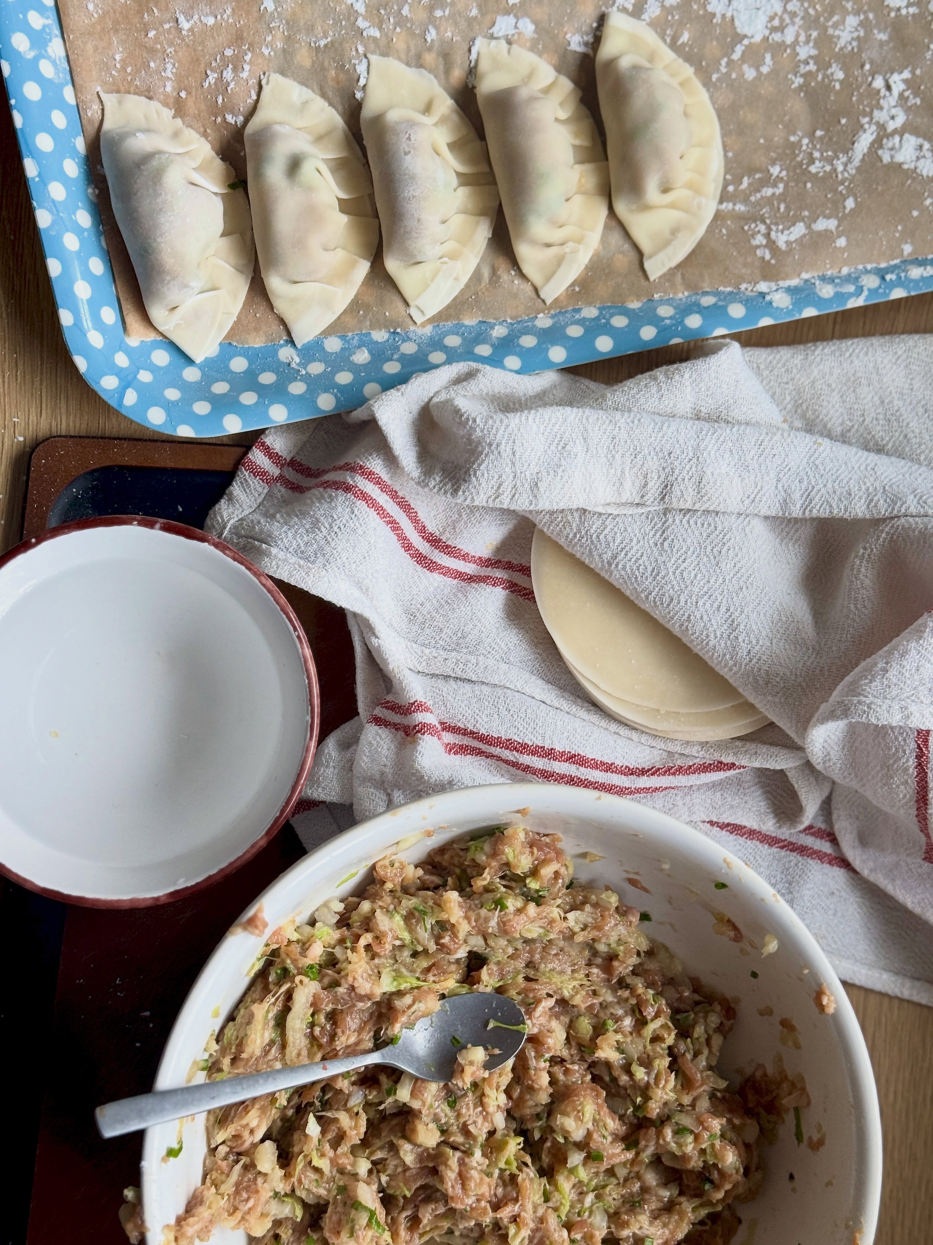 Lubasin sel hooajal MasterChef Eestiga kodus kaasa kokata ja oma tegemisi ka teiega jagada. Nii et jätkan oma väikest kokanduslikku kõrvalprojekti!
Eelmises episoodis olid teemadeks kammkarbid, muna ja Jaapan. Kammkarpe pole ma ise kunagi avanud, söönud olen küll, aga pean tunnistama, et see teema mind seekord väga ei kõnetanud. Muna on seevastu põnev tooraine, millega saab kindlasti veel palju katsetada ja küllap jõuab nii mõnigi munaroog ka blogisse.
Jaapan on aga üks neist paikadest, kuhu tahaksin kunagi kindlasti reisida. Jaapani köök on põnev ja avastamist jaguks seal kindlasti küll ja veel.
Seekord jtegin siis gyoza’d ehk Jaapani pelmeenid. Olen neid varemgi teinud, alustades päris algusest ehk taigna valmistamisest. Seekord otsustasin elu lihtsamaks teha ja kasutasin poest ostetud valmis gyoza tainalehti. Ja teate, tulid väga maitsvad! #masterchefeesti #gyoza #japanesefood