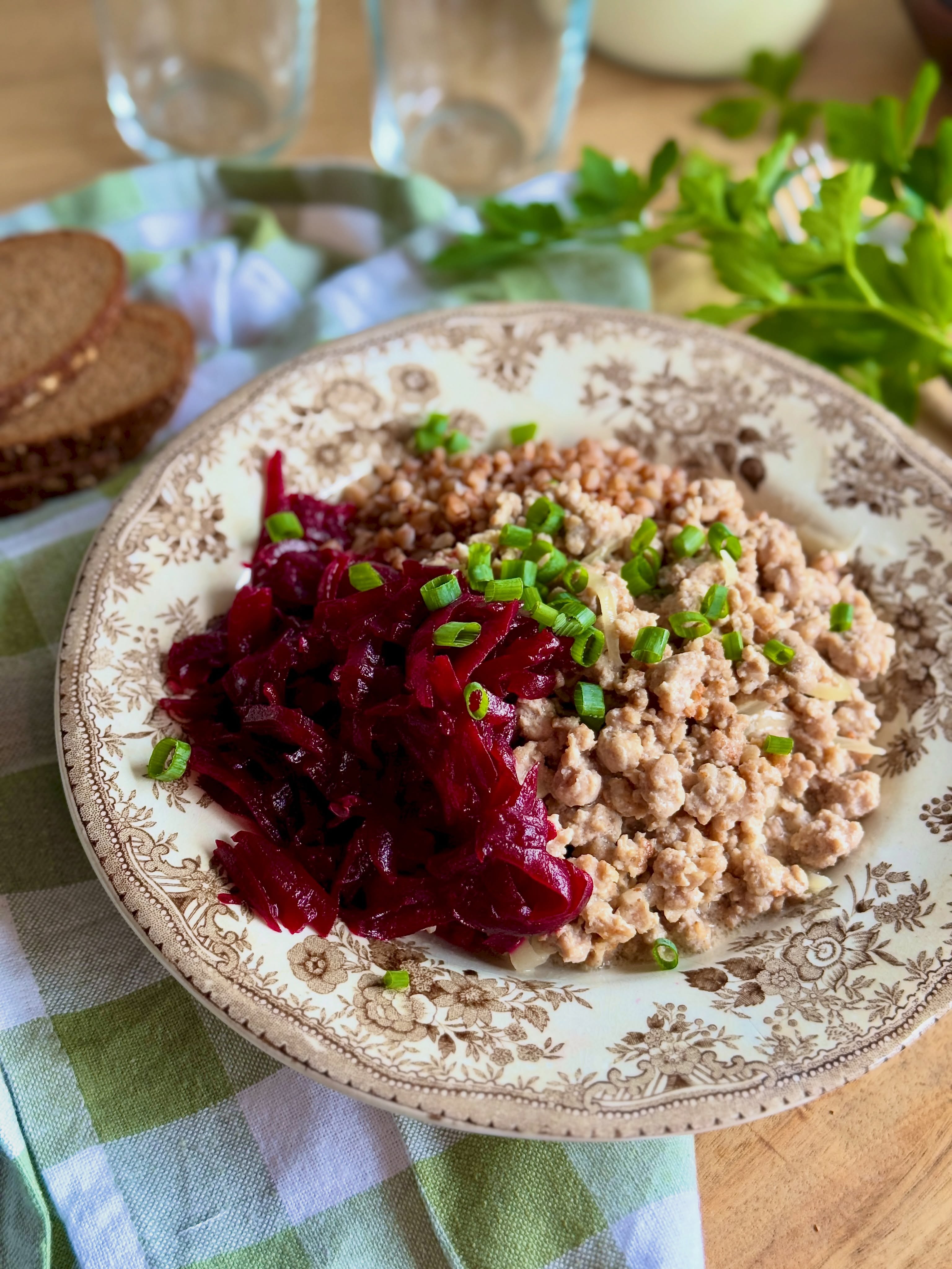 Hakklihakaste, tatar, peedisalat ja klaas keefiri on kombo mis alati töötab! #eestitoit #hakklihakaste #tatar #estonianfood