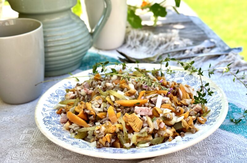 Hapendatud seene-tatra salat.