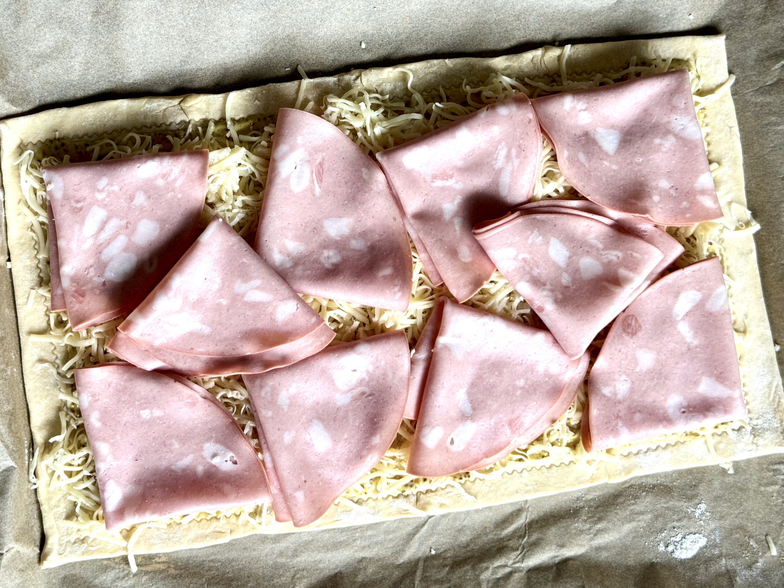 Mortadella ja sinepi pirukas