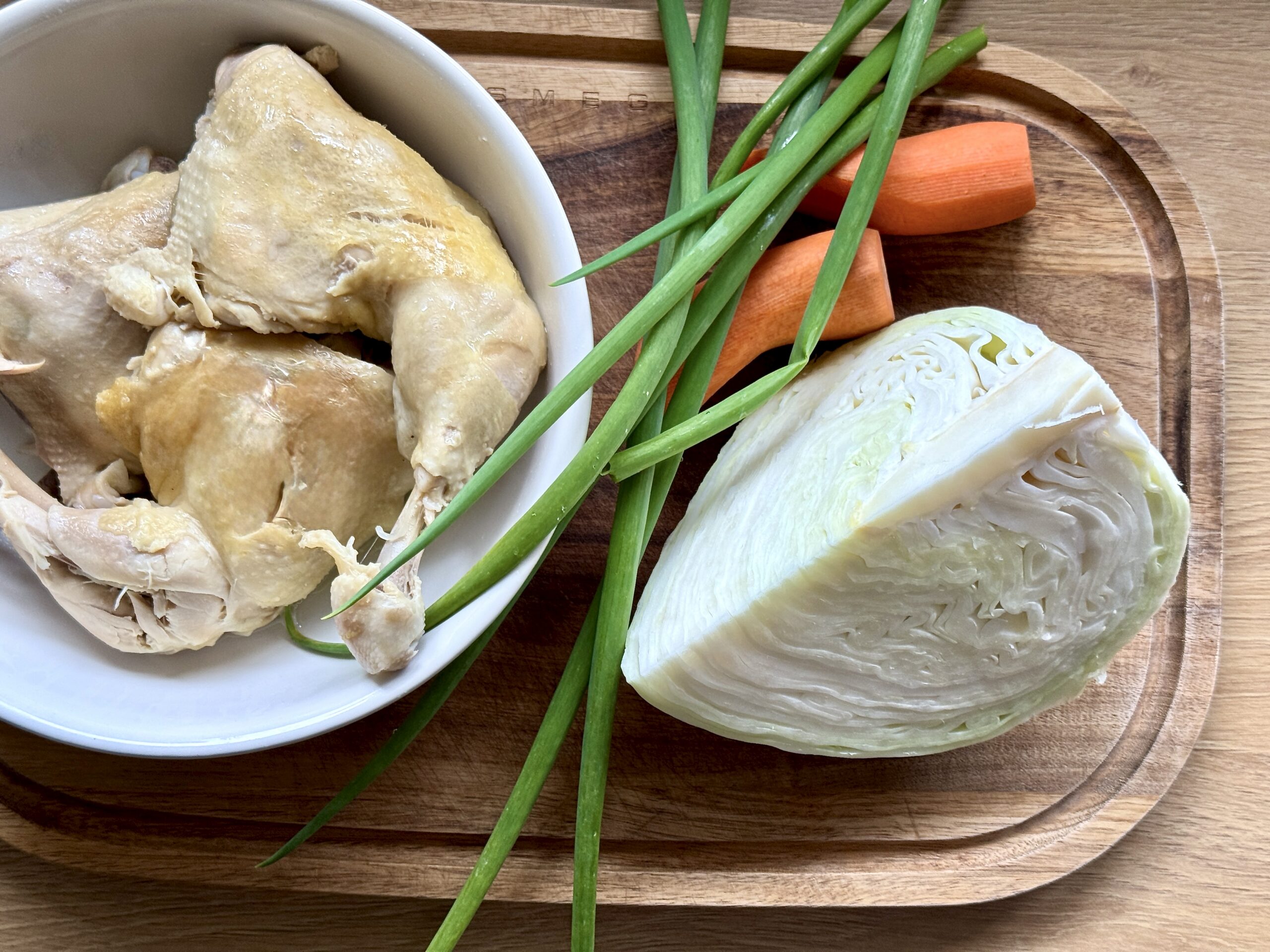 Värske salat keedetud kanaga.